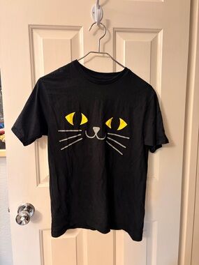 😸 Youth Black Cat Graphic T-Shirt with Yellow Eyes | Size Large